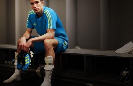 IM电竞博彩平台及app推荐-费德勒回归赛场，惊险取胜首场状态亮眼，快船观众沸腾！